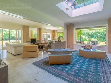 ESPECTACULAR casa con 3 suite, sobre lote de 1.800 m2 en el barrio Las Casuarinas - San Isidro.