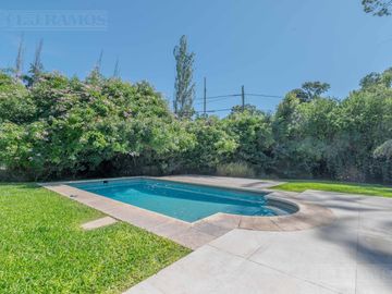 ESPECTACULAR casa con 3 suite, sobre lote de 1.800 m2 en el barrio Las Casuarinas - San Isidro.