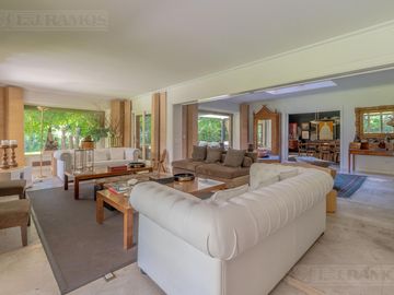 ESPECTACULAR casa con 3 suite, sobre lote de 1.800 m2 en el barrio Las Casuarinas - San Isidro.