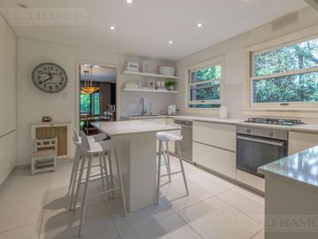 ESPECTACULAR casa con 3 suite, sobre lote de 1.800 m2 en el barrio Las Casuarinas - San Isidro.