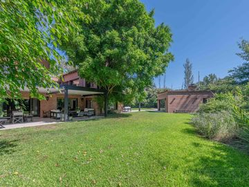 ESPECTACULAR casa con 3 suite, sobre lote de 1.800 m2 en el barrio Las Casuarinas - San Isidro.