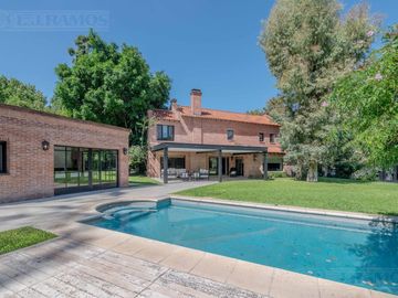 ESPECTACULAR casa con 3 suite, sobre lote de 1.800 m2 en el barrio Las Casuarinas - San Isidro.