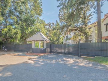 ESPECTACULAR casa con 3 suite, sobre lote de 1.800 m2 en el barrio Las Casuarinas - San Isidro.