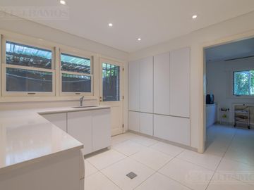 ESPECTACULAR casa con 3 suite, sobre lote de 1.800 m2 en el barrio Las Casuarinas - San Isidro.
