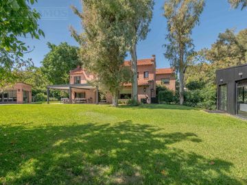 ESPECTACULAR casa con 3 suite, sobre lote de 1.800 m2 en el barrio Las Casuarinas - San Isidro.