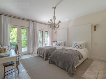 ESPECTACULAR casa con 3 suite, sobre lote de 1.800 m2 en el barrio Las Casuarinas - San Isidro.