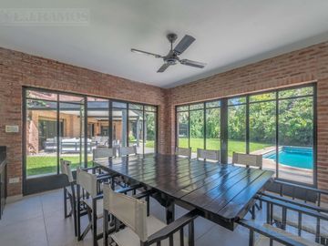 ESPECTACULAR casa con 3 suite, sobre lote de 1.800 m2 en el barrio Las Casuarinas - San Isidro.
