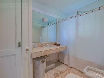 ESPECTACULAR casa con 3 suite, sobre lote de 1.800 m2 en el barrio Las Casuarinas - San Isidro.