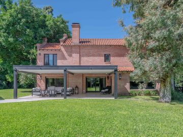 ESPECTACULAR casa con 3 suite, sobre lote de 1.800 m2 en el barrio Las Casuarinas - San Isidro.
