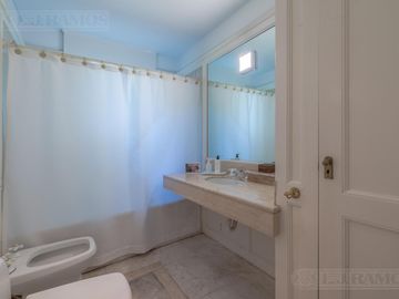 ESPECTACULAR casa con 3 suite, sobre lote de 1.800 m2 en el barrio Las Casuarinas - San Isidro.