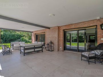ESPECTACULAR casa con 3 suite, sobre lote de 1.800 m2 en el barrio Las Casuarinas - San Isidro.
