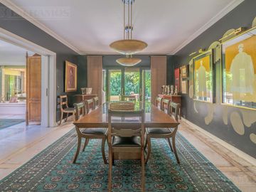 ESPECTACULAR casa con 3 suite, sobre lote de 1.800 m2 en el barrio Las Casuarinas - San Isidro.