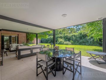 ESPECTACULAR casa con 3 suite, sobre lote de 1.800 m2 en el barrio Las Casuarinas - San Isidro.