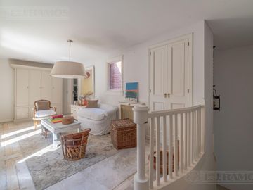ESPECTACULAR casa con 3 suite, sobre lote de 1.800 m2 en el barrio Las Casuarinas - San Isidro.