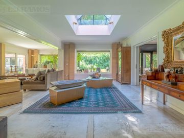 ESPECTACULAR casa con 3 suite, sobre lote de 1.800 m2 en el barrio Las Casuarinas - San Isidro.