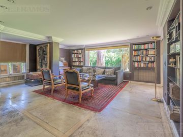 ESPECTACULAR casa con 3 suite, sobre lote de 1.800 m2 en el barrio Las Casuarinas - San Isidro.