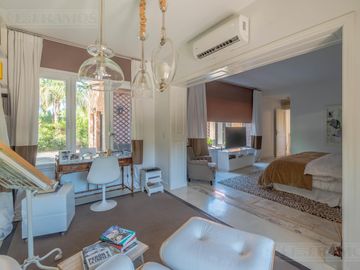 ESPECTACULAR casa con 3 suite, sobre lote de 1.800 m2 en el barrio Las Casuarinas - San Isidro.