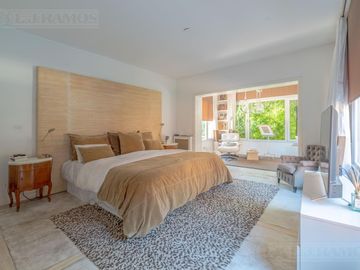 ESPECTACULAR casa con 3 suite, sobre lote de 1.800 m2 en el barrio Las Casuarinas - San Isidro.