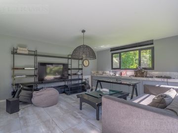 ESPECTACULAR casa con 3 suite, sobre lote de 1.800 m2 en el barrio Las Casuarinas - San Isidro.