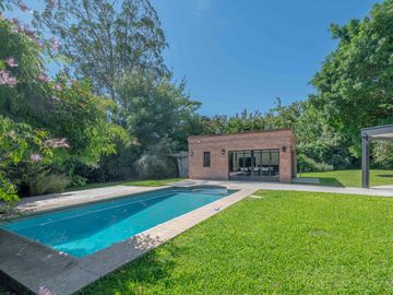 ESPECTACULAR casa con 3 suite, sobre lote de 1.800 m2 en el barrio Las Casuarinas - San Isidro.