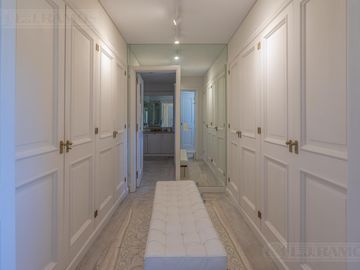 ESPECTACULAR casa con 3 suite, sobre lote de 1.800 m2 en el barrio Las Casuarinas - San Isidro.