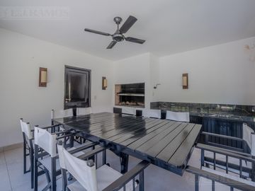 ESPECTACULAR casa con 3 suite, sobre lote de 1.800 m2 en el barrio Las Casuarinas - San Isidro.