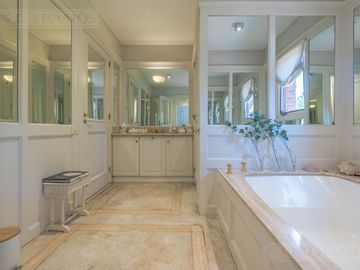 ESPECTACULAR casa con 3 suite, sobre lote de 1.800 m2 en el barrio Las Casuarinas - San Isidro.