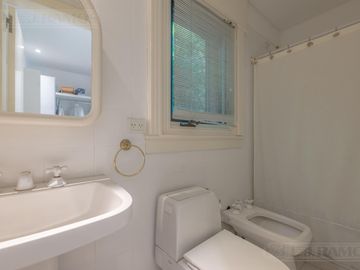 ESPECTACULAR casa con 3 suite, sobre lote de 1.800 m2 en el barrio Las Casuarinas - San Isidro.