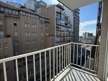 En venta dos ambientes al frente con balcón, Centro Mar del Plata