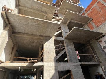 Venta Piso Tres Ambientes Con Terraza Privada, Lanús.