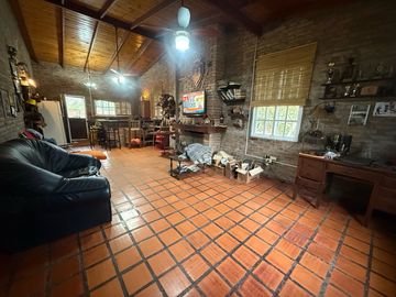 VENTA CASA 2 DORMITORIOS CON PIELTA EN FUNES