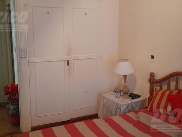 Departamento de 4 ambientes c/patio y jardín en venta en Caballito.