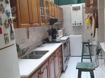 Departamento de 4 ambientes c/patio y jardín en venta en Caballito.