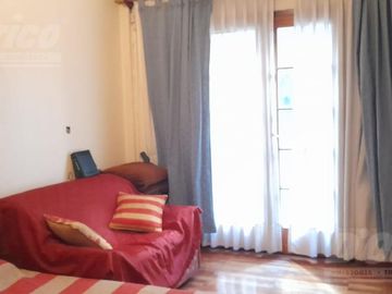 Departamento de 4 ambientes c/patio y jardín en venta en Caballito.