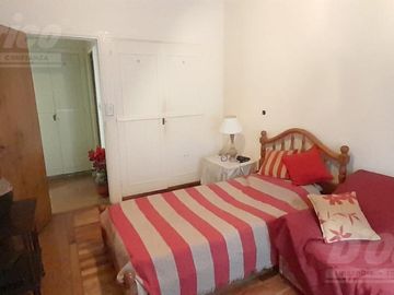 Departamento de 4 ambientes c/patio y jardín en venta en Caballito.