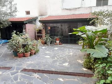 Departamento de 4 ambientes c/patio y jardín en venta en Caballito.