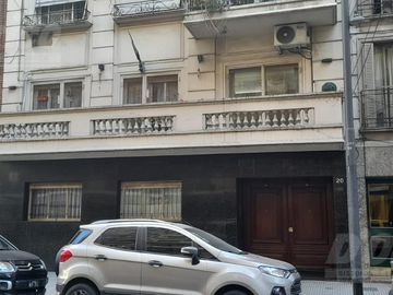 Departamento de 4 ambientes c/patio y jardín en venta en Caballito.