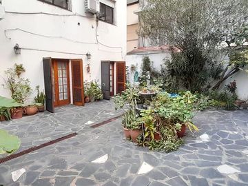 Departamento de 4 ambientes c/patio y jardín en venta en Caballito.