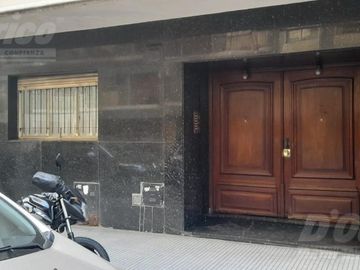 Departamento de 4 ambientes c/patio y jardín en venta en Caballito.