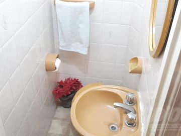 Departamento de 4 ambientes c/patio y jardín en venta en Caballito.