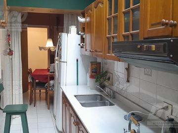 Departamento de 4 ambientes c/patio y jardín en venta en Caballito.