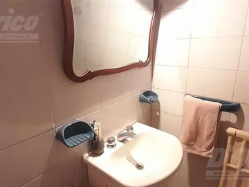 Departamento de 4 ambientes c/patio y jardín en venta en Caballito.