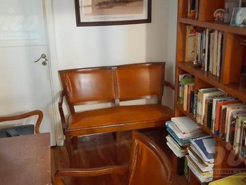 Departamento de 4 ambientes c/patio y jardín en venta en Caballito.