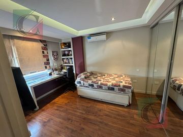 Exclusivo penthouse de cuatro pisos en Lanusita con cocheras y bauleras