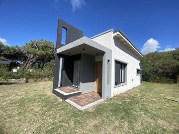 Casa de 3 ambientes a estrenar en lote compartido frente a la playa de Nueva Atlantis
