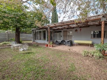 venta casa 5 amb. en Garin con jardin