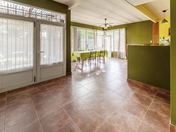 venta casa 5 amb. en Garin con jardin