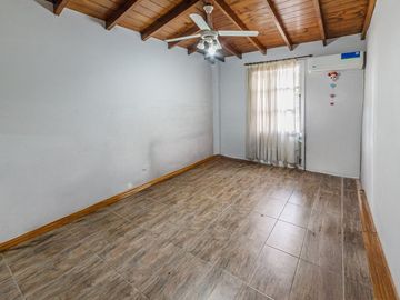 venta casa 5 amb. en Garin con jardin