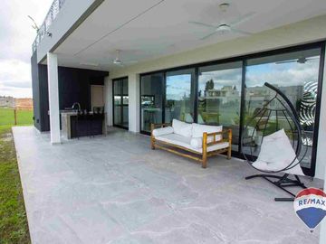 CASA EN VENTA 6 AMBIENTES EN TERRALAGOS A ESTRENAR