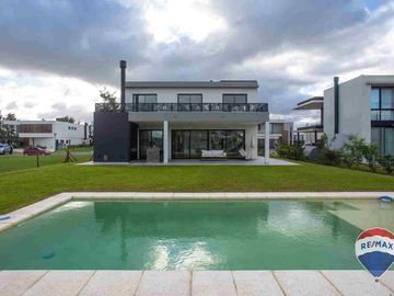 CASA EN VENTA 6 AMBIENTES EN TERRALAGOS A ESTRENAR